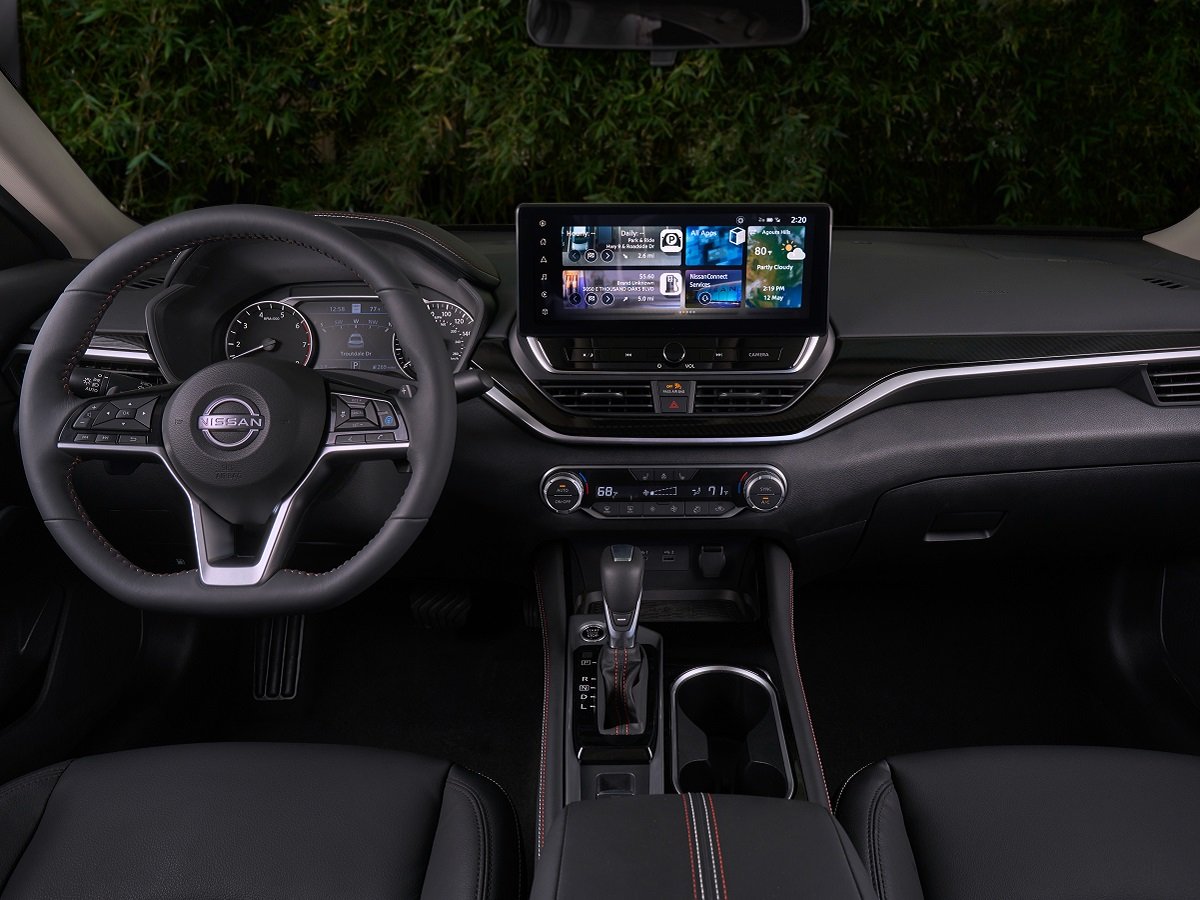 Panel interior del Nissan Altima 2023